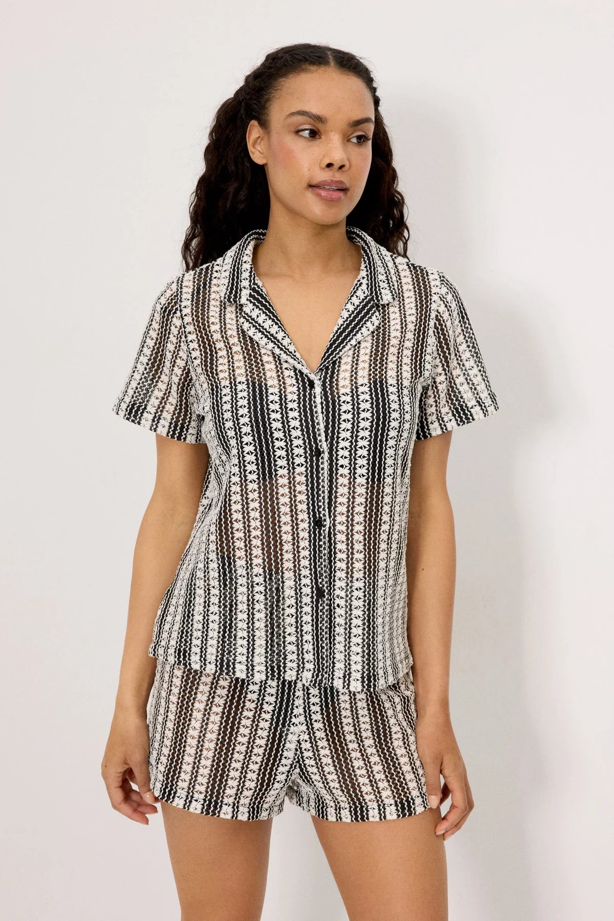 camicia nera traforata a maniche corte + pantaloncino