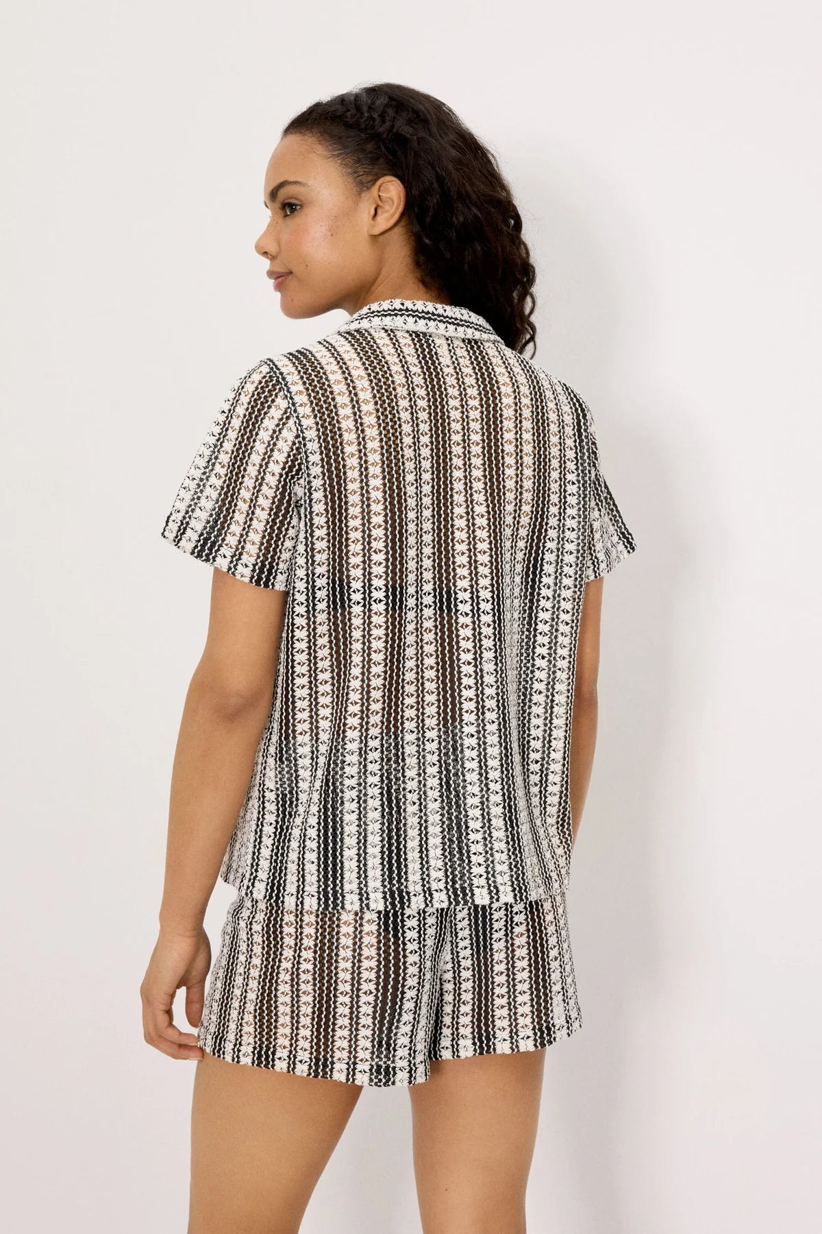 camicia nera traforata a maniche corte + pantaloncino